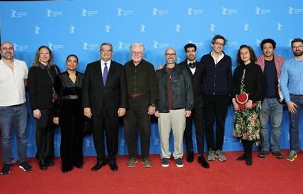 بحضور الفنان حسين فهمي وسفير مصر بألمانيا عرض عالمي أول ناجح لفيلم المستعمرة لمحمد رشاد بمهرجان برلين السينمائي