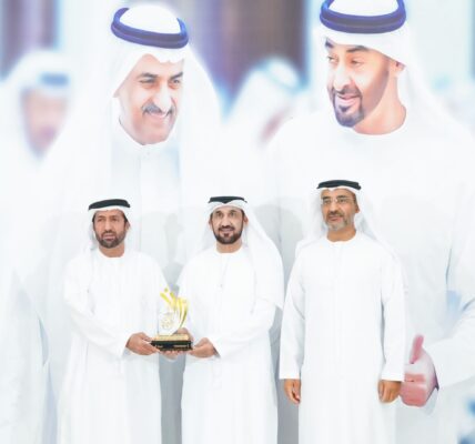 “منتدى الفجيرة الرمضاني” يختتم فعالياته ويكرم أحمد الظنحاني شخصية العام