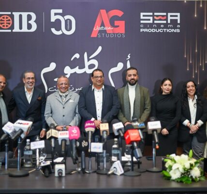 أول إﻧﺗﺎﺟﺎت “اﻟﻌدل ﺟروب ﺳﺗدﯾوز”  ﻣدﺣت اﻟﻌدل مع ﻋﻣرو اﻟﺟﻧﺎﯾﻧﻰ وھﺎني ﻧﺟﯾب في ﻣؤﺗﻣر صحفي ﻟﻠﻛﺷف ﻋن ﻣﺳرﺣﯾﺔ “أم ﻛﻠﺛوم”