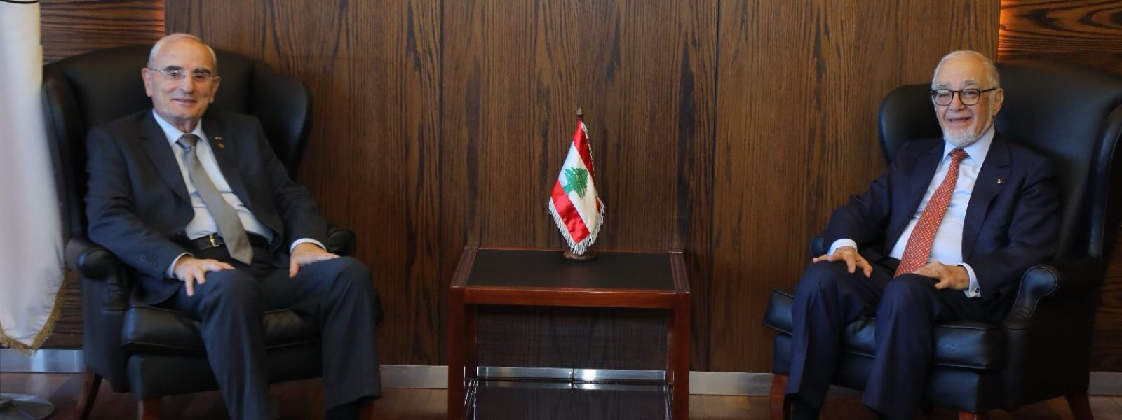 وزير الدفاع تابع التطورات الميدانية على الحدود الشمالية الشرقية  وعرض مع زواره شؤونا دبلوماسية وسياسية وقضائية