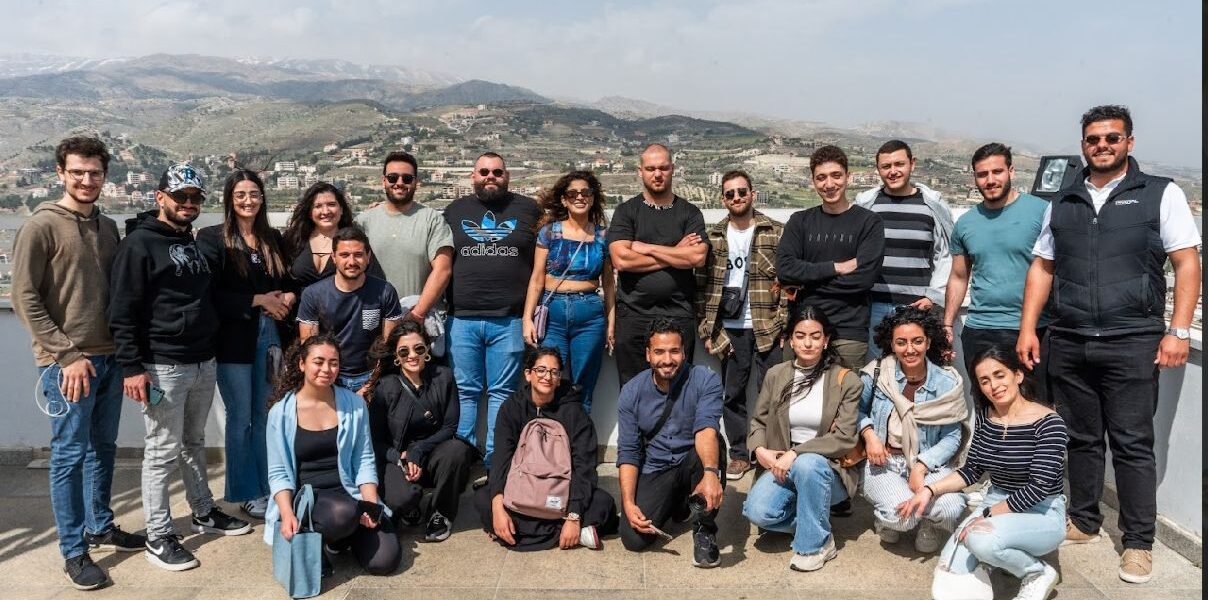 استضاف نادي روتارأكت زحلة كابيتول “Barme Lebnenye -Zahle Edition”، حيث رحّب بأعضاء من نوادي روتارأكت زغرتا الزاوية، طرابلس، ساحل المتن، وجبيل لقضاء يوم مميز احتفاءً بتراث زحلة الغني.  بدأت الرحلة بجلسة قهوة وحوارات في Thinkers Coffee Shop، تلتها زيارة هادئة إلى سيدة زحلة والبقاع، حيث استمتع المشاركون بإطلالات خلابة. بعد ذلك، جالوا في أبرز المعالم الثقافية والتاريخية للمدينة، بما في ذلك متحف مطرانية سيّدة النجاة، سوق البلاط، ،منزل بشارة أبو مراد، و معمل الشمع   واستمرت التجربة بغوص عميق في ثقافة النبيذ الشهيرة في زحلة، من خلال جولات وتذوّق في  Chateau Ksara, و Cave Abou Hanna. ثم اختُتم اليوم بغداء لذيذ في مطعم حبيس، حيث استمتع الجميع بالمأكولات المحلية الأصيلة، مما جعل هذا اليوم تجربة زحليّة غنية ولا تُنسى.