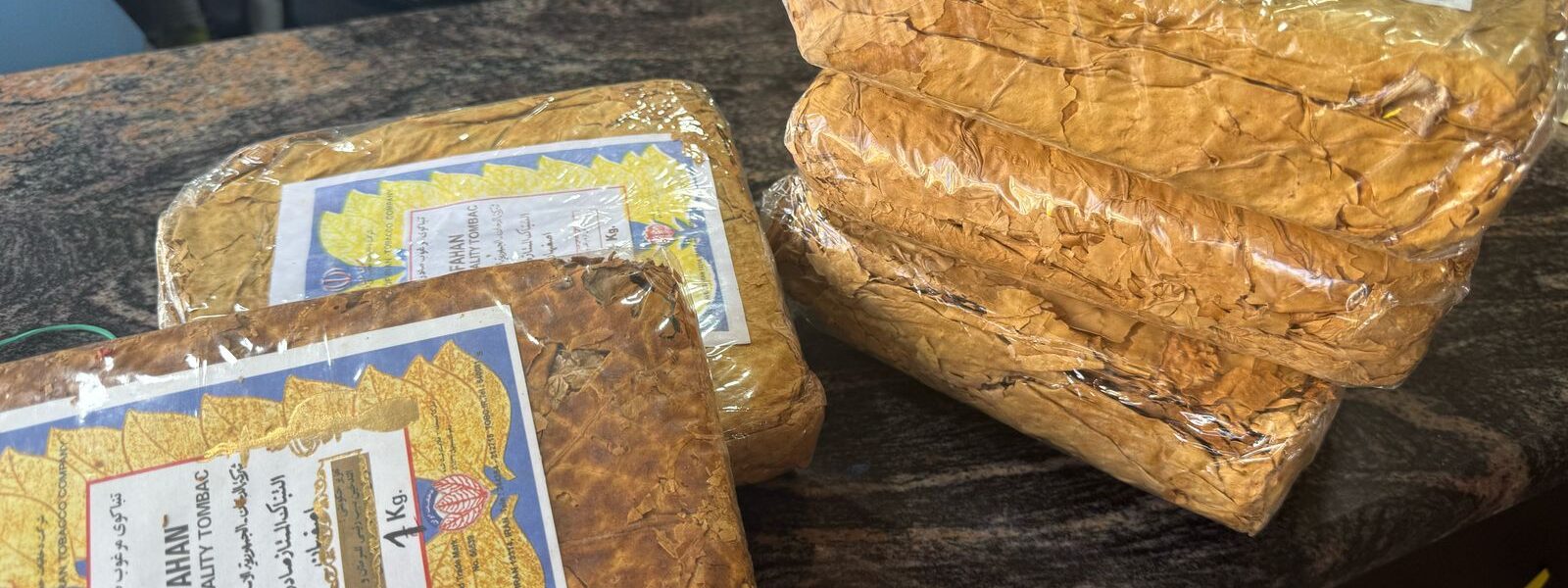 “الريجي” تصادر مصنوعات تبغية مهرّبة ومزوّرة في مناطق عدة