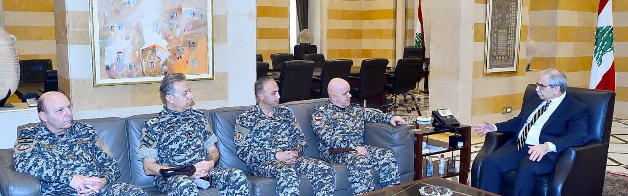 استقبل رئيس مجلس الوزراء الدكتور نواف سلام في السراي الحكومي بعد ظهر اليوم حاكم مصرف لبنان الجديد كريم سعيد، وبحث معه في الأوضاع النقدية وفي ضرورة المضي قدماً في خطة الإصلاح.