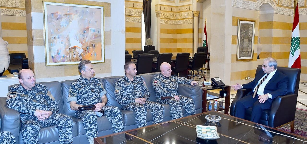 استقبل رئيس مجلس الوزراء الدكتور نواف سلام في السراي الحكومي بعد ظهر اليوم حاكم مصرف لبنان الجديد كريم سعيد، وبحث معه في الأوضاع النقدية وفي ضرورة المضي قدماً في خطة الإصلاح.