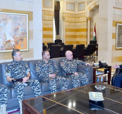 استقبل رئيس مجلس الوزراء الدكتور نواف سلام في السراي الحكومي بعد ظهر اليوم حاكم مصرف لبنان الجديد كريم سعيد، وبحث معه في الأوضاع النقدية وفي ضرورة المضي قدماً في خطة الإصلاح.