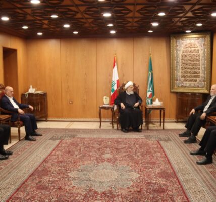 استقبل نائب رئيس المجلس الإسلامي الشيعي الأعلى العلامة الشيخ علي الخطيب قبل ظهر اليوم في مقر المجلس طريق المطار، وفدا من كتلة الوفاء للمقاومة