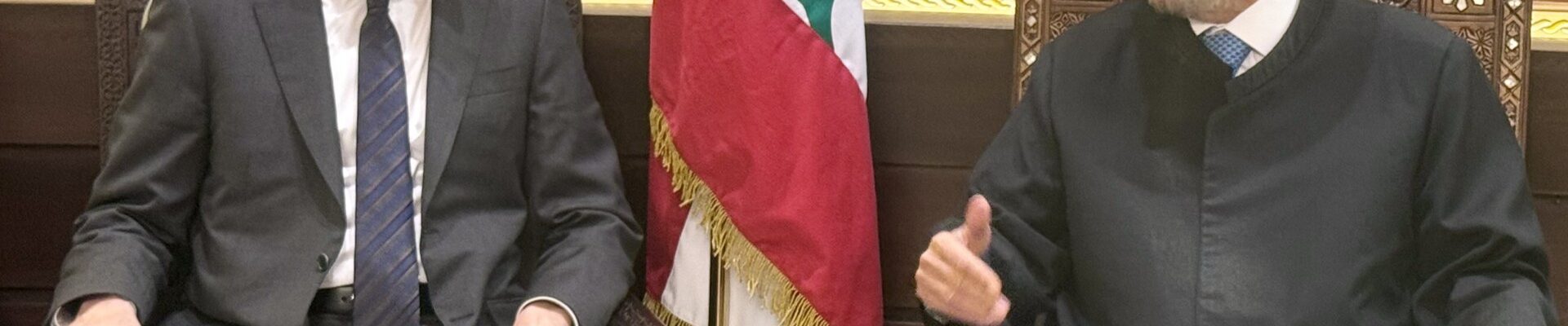 استقبل مفتي الجمهورية اللبنانية الشيخ عبد اللطيف دريان في دار الفتوى وزير الداخلية والبلديات أحمد الحجار الذي قال بعد اللقاء: أحببت اليوم أن أقوم بزيارة سماحته، لأطلعه على التحضيرات التي تقوم بها وزارة الداخلية لإجراء الانتخابات البلدية والاختيارية في كل لبنان، بدءًا بمحافظة جبل لبنان، ومن المؤكد أنَّ سماحته يعطي بركاته لكل الوطن، ويعطي توجيهاته دائمًا بالحفاظ على الوحدة في لبنان، وعلى إجراء الاستحقاقات الدستورية في وقتها، وعنده حرص على العملية الانتخابية أن تجري بسلاسة، وبكل دقة، وبدون أيِّ مشاكل، كما كان له لفتة خاصة لمدينة بيروت، وحرصٌ على المناصفة في المجلس البلدي القادم لمدينة بيروت، وهذا الأمر متروك طبعًا للقوى السياسية في مدينة بيروت. ووزارة الداخلية كما قلت سابقًا حريصة على إجراء الانتخابات في كلِّ لبنان، وفي مدينة بيروت، بكل نزاهة وشفافيَّة، وبكل حيادية من قِبلِ أجهزة الوزارة، والأجهزة الحكومية أيضًا، وفي الوقت نفسه أنا شخصيًّا كمواطن لبنانيّ، عندي حرص مثل سماحة المفتي، وكما تفضَّل على المناصفة في مدينة بيروت، وعلى العيش المشترك الذي هو نقطة القوة في بلدنا لبنان.  إنَّ مسعى التوافق حاضر ومستمر، وسماحته يدعم هذا الشيء وهذا وهذا متروك للقوى السياسية في بيروت وللناخبين بأن يمارسوا حقهم بكل حرية ووعي، وبكل مسؤولية، حفاظاً على وحدة المدينة ودورها التاريخي كعاصمة وحاضنة لكل أبناء الوطن.   فبسئل: هناك خوف من بعض المواطنين في لبنان، من تكرار العدوان الإسرائيلي على بعض المناطق، فهل هذا يؤثر على عملية الانتخاب؟  أجاب: بالطبع هناك تحديات أمنية تواجهنا من أجل إجراء الاستحقاق الانتخابيّ، كما تواجهنا هذه التحديات في كل أمور الحياة اليومية في لبنان، لكنَّ هذا لن يثنينا بتاتاً عن التزام إجراء الاسحقاقات في وقتها، وأولها الاستحقاق الانتخابي بدءاً بمحافظة جبل لبنان يوم الأحد.  إنَّ وزارة الداخلية والحكومة تعملان وفقاً لأجندة الدولة اللبنانية، وليس لأيِّ جهة أو أجندة خارجية، “وتحديداً العدو الإسرائيلي.”