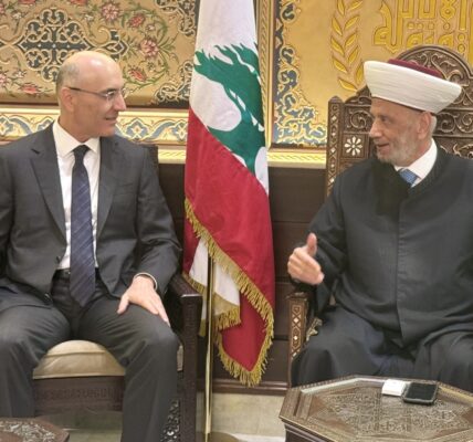 استقبل مفتي الجمهورية اللبنانية الشيخ عبد اللطيف دريان في دار الفتوى وزير الداخلية والبلديات أحمد الحجار الذي قال بعد اللقاء: أحببت اليوم أن أقوم بزيارة سماحته، لأطلعه على التحضيرات التي تقوم بها وزارة الداخلية لإجراء الانتخابات البلدية والاختيارية في كل لبنان، بدءًا بمحافظة جبل لبنان، ومن المؤكد أنَّ سماحته يعطي بركاته لكل الوطن، ويعطي توجيهاته دائمًا بالحفاظ على الوحدة في لبنان، وعلى إجراء الاستحقاقات الدستورية في وقتها، وعنده حرص على العملية الانتخابية أن تجري بسلاسة، وبكل دقة، وبدون أيِّ مشاكل، كما كان له لفتة خاصة لمدينة بيروت، وحرصٌ على المناصفة في المجلس البلدي القادم لمدينة بيروت، وهذا الأمر متروك طبعًا للقوى السياسية في مدينة بيروت. ووزارة الداخلية كما قلت سابقًا حريصة على إجراء الانتخابات في كلِّ لبنان، وفي مدينة بيروت، بكل نزاهة وشفافيَّة، وبكل حيادية من قِبلِ أجهزة الوزارة، والأجهزة الحكومية أيضًا، وفي الوقت نفسه أنا شخصيًّا كمواطن لبنانيّ، عندي حرص مثل سماحة المفتي، وكما تفضَّل على المناصفة في مدينة بيروت، وعلى العيش المشترك الذي هو نقطة القوة في بلدنا لبنان.  إنَّ مسعى التوافق حاضر ومستمر، وسماحته يدعم هذا الشيء وهذا وهذا متروك للقوى السياسية في بيروت وللناخبين بأن يمارسوا حقهم بكل حرية ووعي، وبكل مسؤولية، حفاظاً على وحدة المدينة ودورها التاريخي كعاصمة وحاضنة لكل أبناء الوطن.   فبسئل: هناك خوف من بعض المواطنين في لبنان، من تكرار العدوان الإسرائيلي على بعض المناطق، فهل هذا يؤثر على عملية الانتخاب؟  أجاب: بالطبع هناك تحديات أمنية تواجهنا من أجل إجراء الاستحقاق الانتخابيّ، كما تواجهنا هذه التحديات في كل أمور الحياة اليومية في لبنان، لكنَّ هذا لن يثنينا بتاتاً عن التزام إجراء الاسحقاقات في وقتها، وأولها الاستحقاق الانتخابي بدءاً بمحافظة جبل لبنان يوم الأحد.  إنَّ وزارة الداخلية والحكومة تعملان وفقاً لأجندة الدولة اللبنانية، وليس لأيِّ جهة أو أجندة خارجية، “وتحديداً العدو الإسرائيلي.”