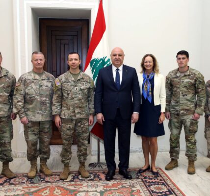 الرئيس عون خلال استقباله الرئيس الجديد للجنة الاشراف على تنفيذ آلية وقف إطلاق النار:  لمواصلة الضغط على إسرائيل لوقف اعتداءاتها والانسحاب من التلال التي تحتلها وإعادة الاسرى