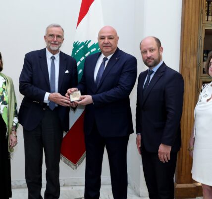 الرئيس عون مستقبلا وفد مجلس الشيوخ الفرنسي