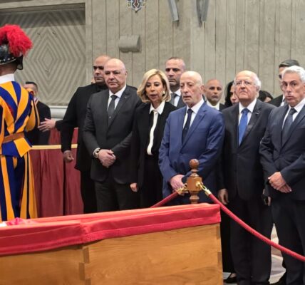 الرئيس عون واللبنانية الاولى القيا النظرة الأخيرة على نعش البابا الراحل فرنسيس
