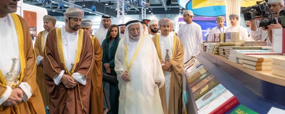 حاكم الشارقة يزور معرض مسقط الدولي للكتاب ويوقع أحدث إصداراته “البرتغاليون في بحر عُمان