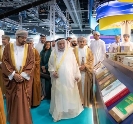 حاكم الشارقة يزور معرض مسقط الدولي للكتاب ويوقع أحدث إصداراته “البرتغاليون في بحر عُمان