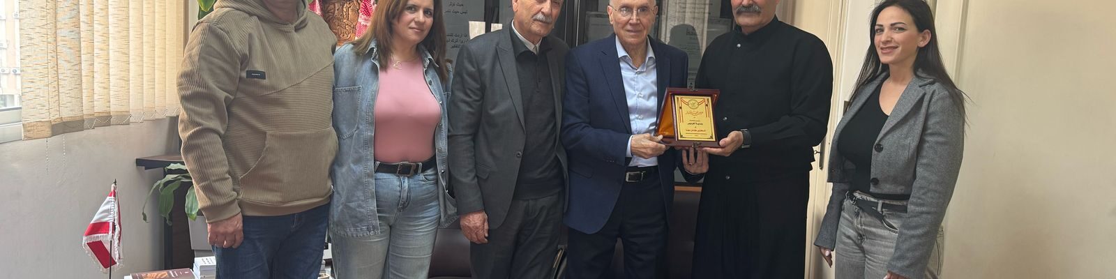 درعاً تقديرية من بلدية الفرديس للدكتور كامل مهنا تكريماً لمسيرته ودوره في مساندة أهالي البلدة