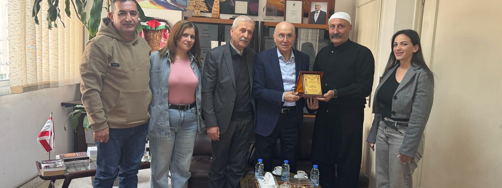 درعاً تقديرية من بلدية الفرديس للدكتور كامل مهنا تكريماً لمسيرته ودوره في مساندة أهالي البلدة
