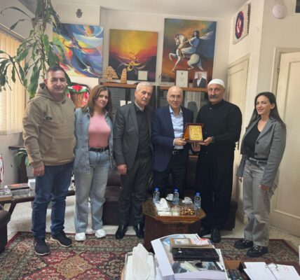 درعاً تقديرية من بلدية الفرديس للدكتور كامل مهنا تكريماً لمسيرته ودوره في مساندة أهالي البلدة