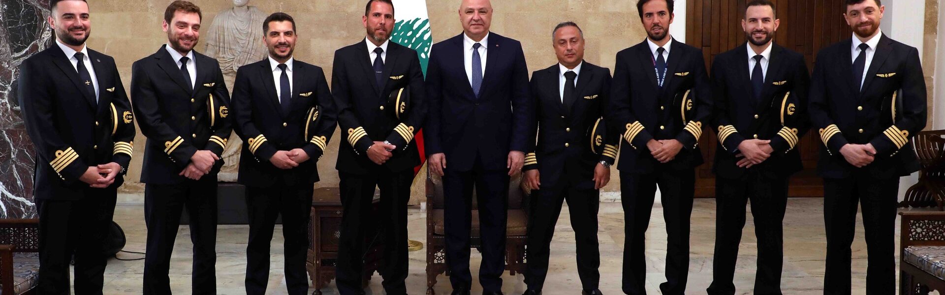رئيس الجمهورية عرض مع نقابة الطيارين اللبنانيين تحديات عملهم واكد عزم الدولة على تطوير قطاع الطيران في لبنان