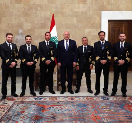 رئيس الجمهورية عرض مع نقابة الطيارين اللبنانيين تحديات عملهم واكد عزم الدولة على تطوير قطاع الطيران في لبنان
