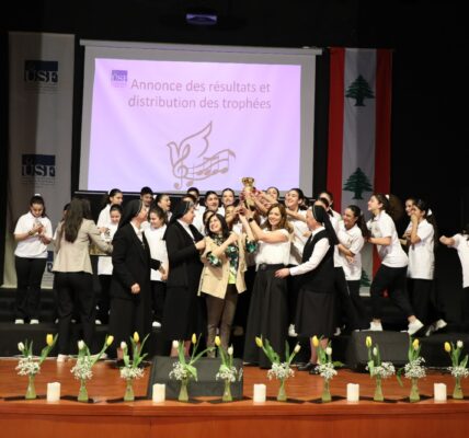 طلاب مدارس العائلة المقدسة “غنوا الرجاء” في جامعة العائلة المقدسة