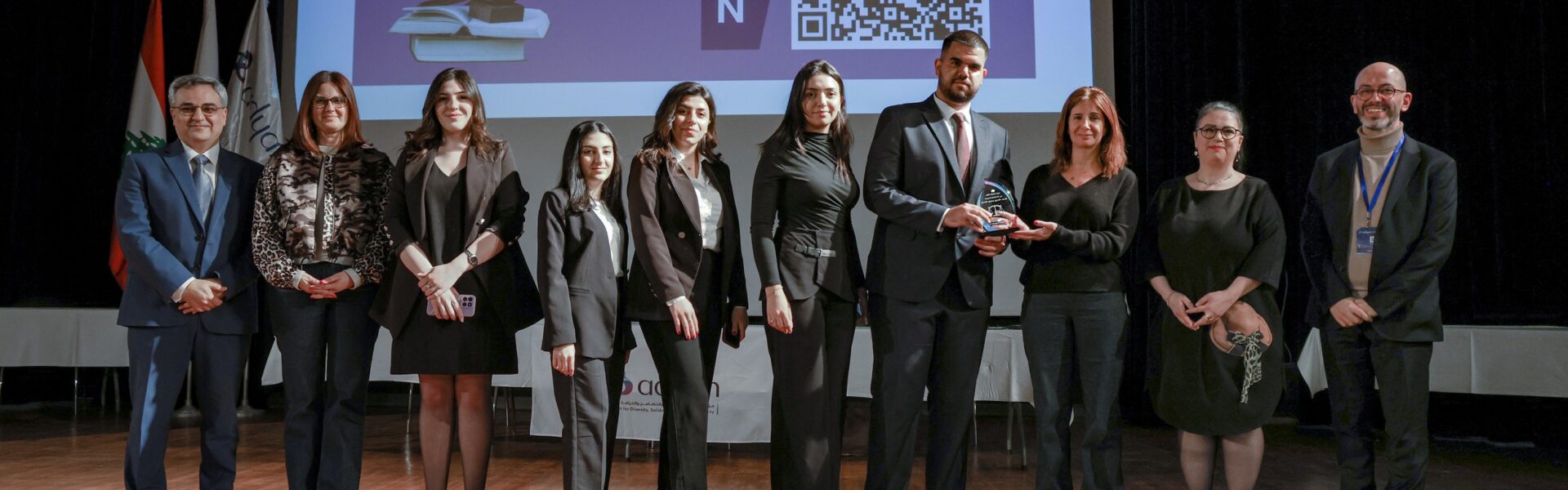 محاكاة للنساء، الأديان، والنساء في جامعة الحكمة