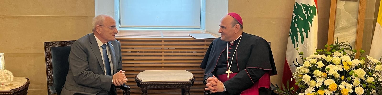 وزير الدفاع معزّيًا في السفارة البابوية:  “من لبنان، أرض الإيمان والشهادة والتعدد نحيي ذكراك المقدسة”