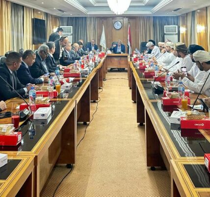 وفد رجال الأعمال العُماني يزور اتحاد الغرف التجارية المصرية لبحث سبل تعزيز التعاون الاستثماري
