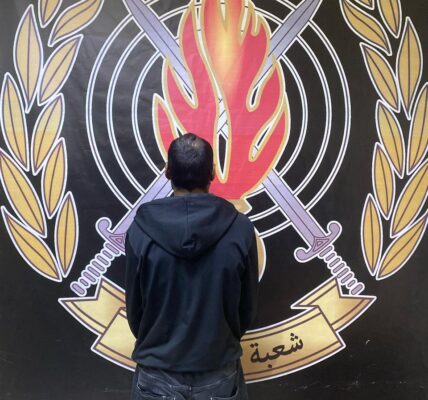 يتجوّل كمتشرّد وجامع للخردة فيراقب السّيّارات المركونة ليسرق من داخلها، وشعبة المعلومات توقفه في جلّ الدّيب.