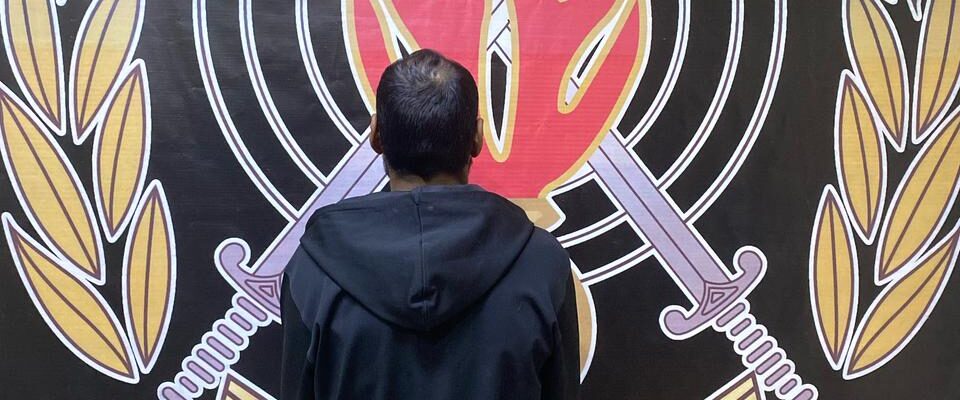 يتجوّل كمتشرّد وجامع للخردة فيراقب السّيّارات المركونة ليسرق من داخلها، وشعبة المعلومات توقفه في جلّ الدّيب.