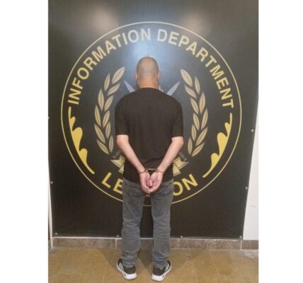يستهدف بعملياته الإحتيالية سائقي  سيارات الأجرة، فوقع في قبضة شعبة المعلومات