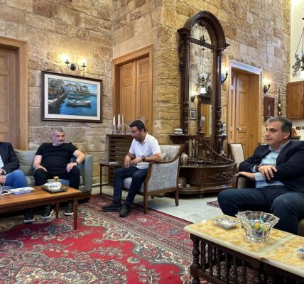 إستقبل رئيس التيار الوطني الحر النائب جبران باسيل رئيس بلدية قرطبا فادي مارتينوس في دارته في البترون.