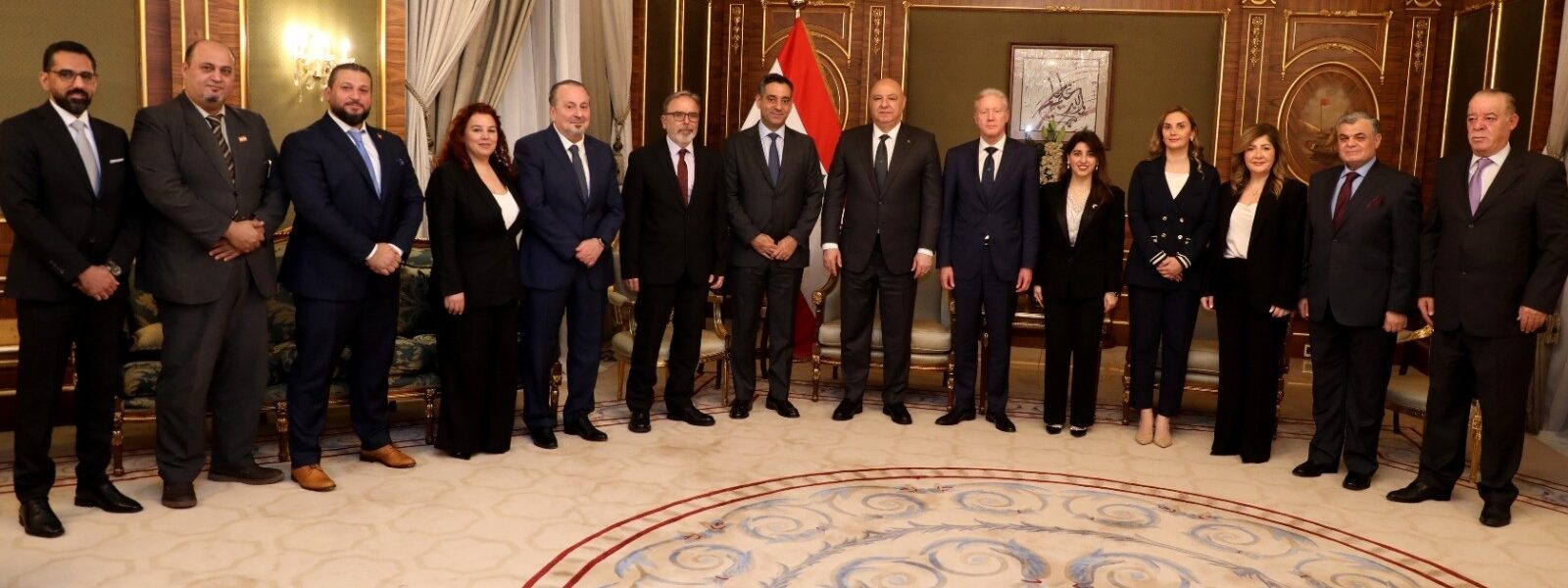 الرئيس عون استقبل اركان السفارة اللبنانية في الكويت واطلع منهم  على اوضاع الجالية اللبنانية فيها منوهاً بجهودهم لتفعيل العلاقات اللبنانية – الكويتية