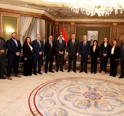 الرئيس عون استقبل اركان السفارة اللبنانية في الكويت واطلع منهم  على اوضاع الجالية اللبنانية فيها منوهاً بجهودهم لتفعيل العلاقات اللبنانية – الكويتية