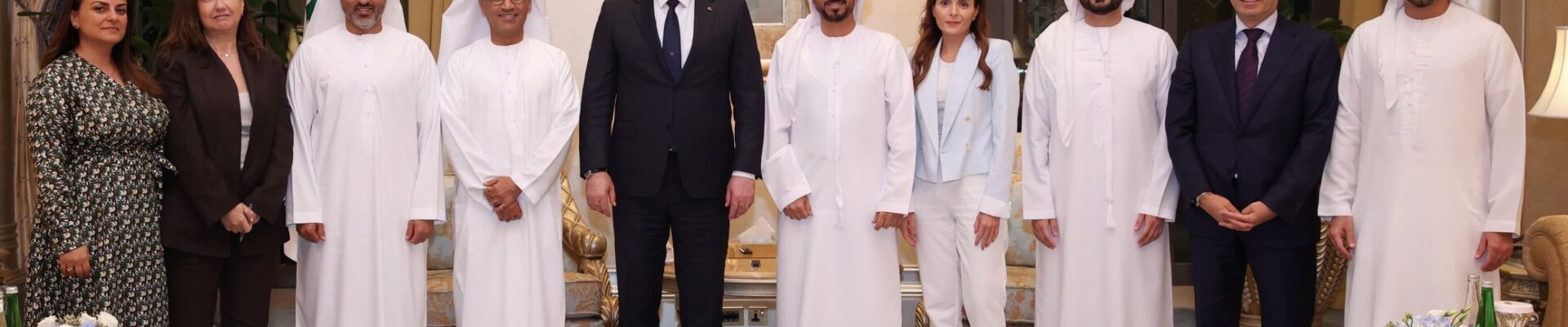 الرئيس عون التقى السفير  دندن والعاملين في السفارة في ابو ظبي وتحدث مع رؤساء تحرير الصحف الاماراتية