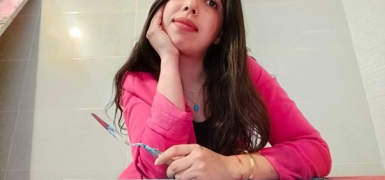 الفنانة التشكيلية سناء قرواش.. حين يُصبح اللون اعترافًا واللوحة ملاذًا للروح