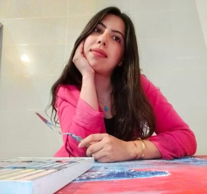 الفنانة التشكيلية سناء قرواش.. حين يُصبح اللون اعترافًا واللوحة ملاذًا للروح