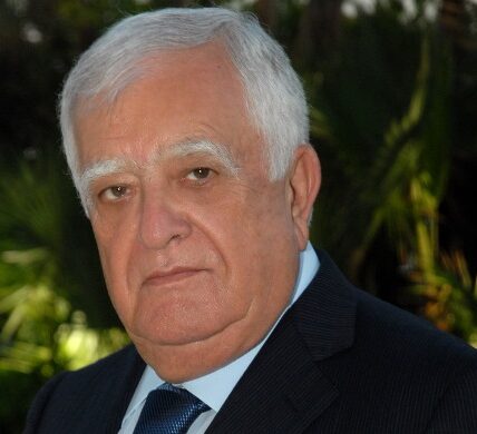 عدنان  القصار  رجلًا من  كبار رجالات لبنان