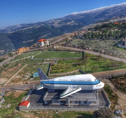 فضيحة “الضمّ والفرز” في مزيارة: قاضٍ متقاعد يتجاوز القانون ويمضي بمشروع عقاري بملايين الأمتار دون اعتمادات رسمية..