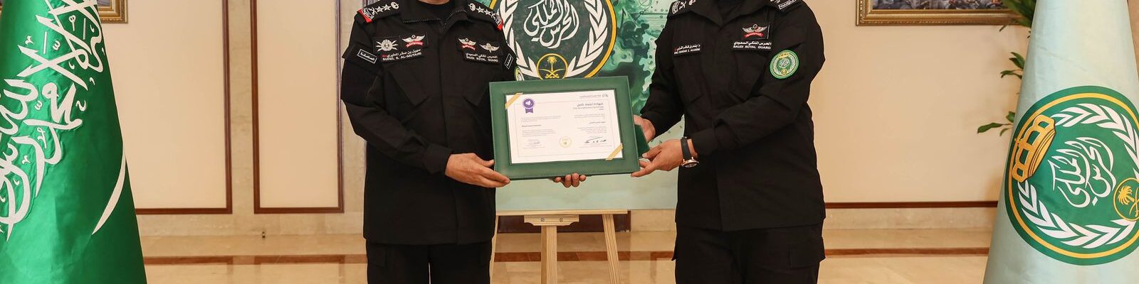 معالي رئيس الحرس الملكي  يتسلم شهادة الاعتماد الأكاديمي العسكري الكامل