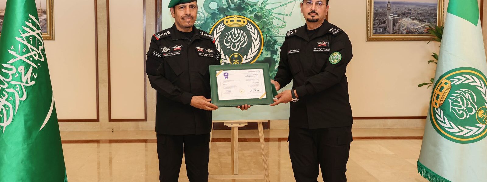 معالي رئيس الحرس الملكي  يتسلم شهادة الاعتماد الأكاديمي العسكري الكامل