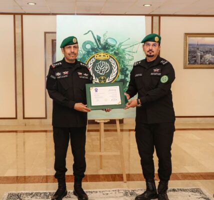 معالي رئيس الحرس الملكي  يتسلم شهادة الاعتماد الأكاديمي العسكري الكامل